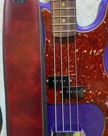 Vintage look bordeaux padded bass guitar strap