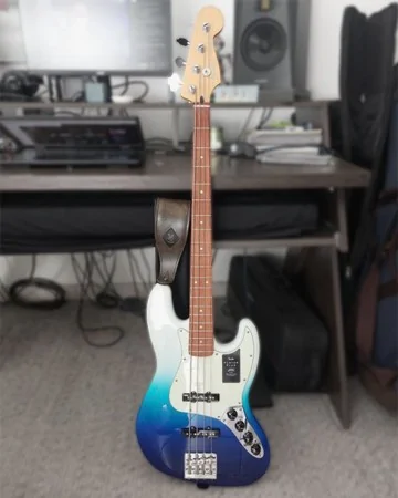 Vintage look wide bass leather strap